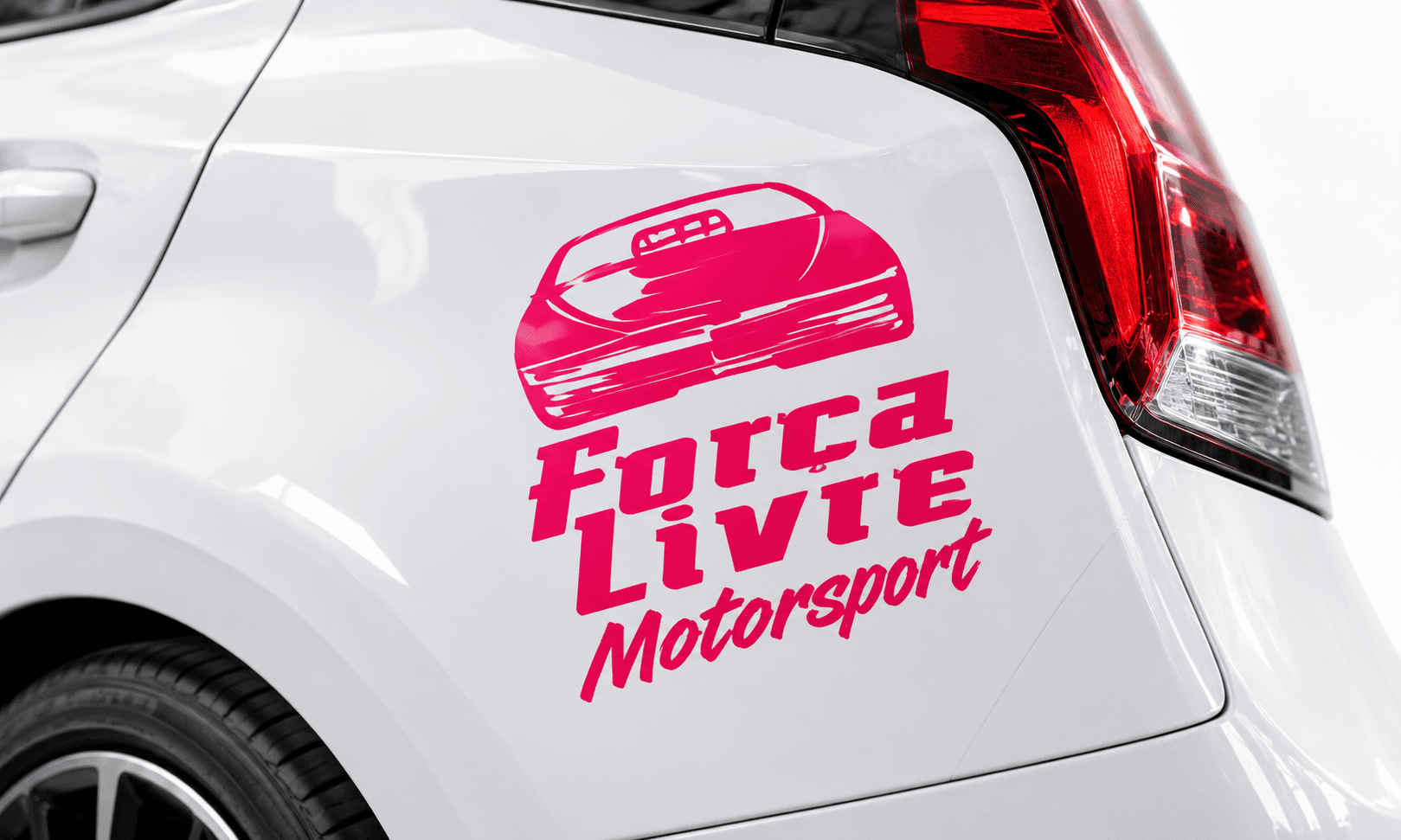 Adesivo Força Livre Motorsport aplicado em carro branco
