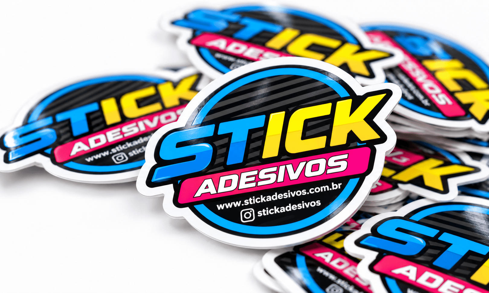 Adesivos com a logo colorida da Stick Adesivos